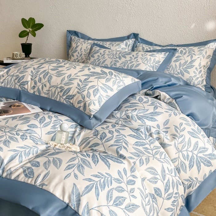 91家纺网 家纺一手货源 找家纺 金牛座家纺 2026新款高克重细斜纹丝柔质感亲肤数码印花宽边四件套-叶舞系列 叶舞-精致蓝