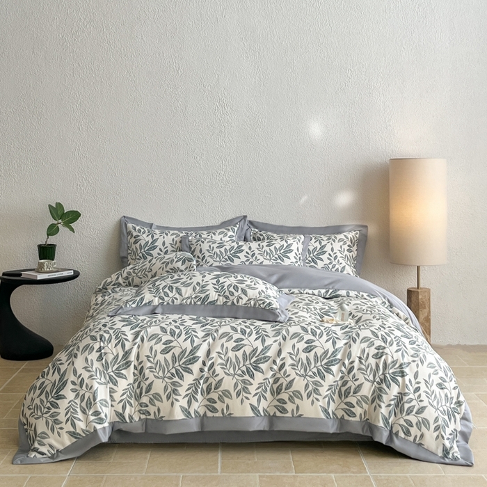 91家纺网 家纺一手货源 找家纺 金牛座家纺 2026新款高克重细斜纹丝柔质感亲肤数码印花宽边四件套-叶舞系列 叶舞-灰