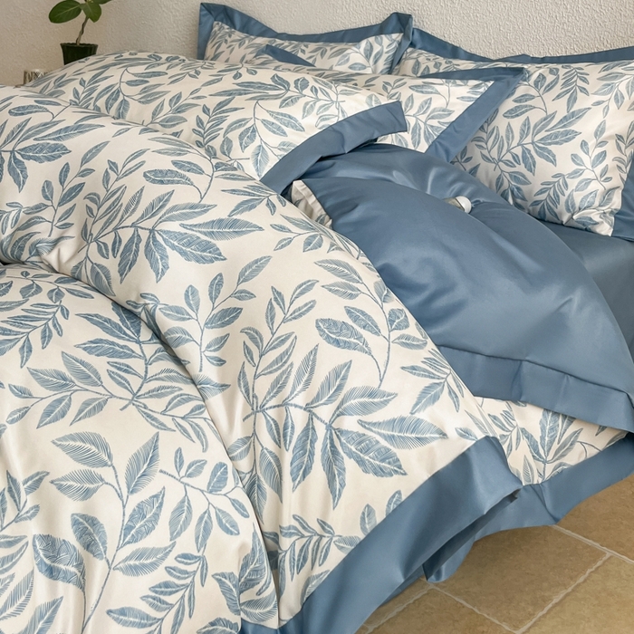 91家纺网 家纺一手货源 找家纺 金牛座家纺 2026新款高克重细斜纹丝柔质感亲肤数码印花宽边四件套-叶舞系列 叶舞-精致蓝