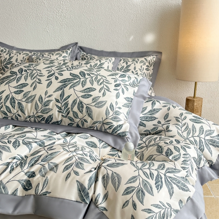 91家纺网 家纺一手货源 找家纺 金牛座家纺 2026新款高克重细斜纹丝柔质感亲肤数码印花宽边四件套-叶舞系列 叶舞-灰