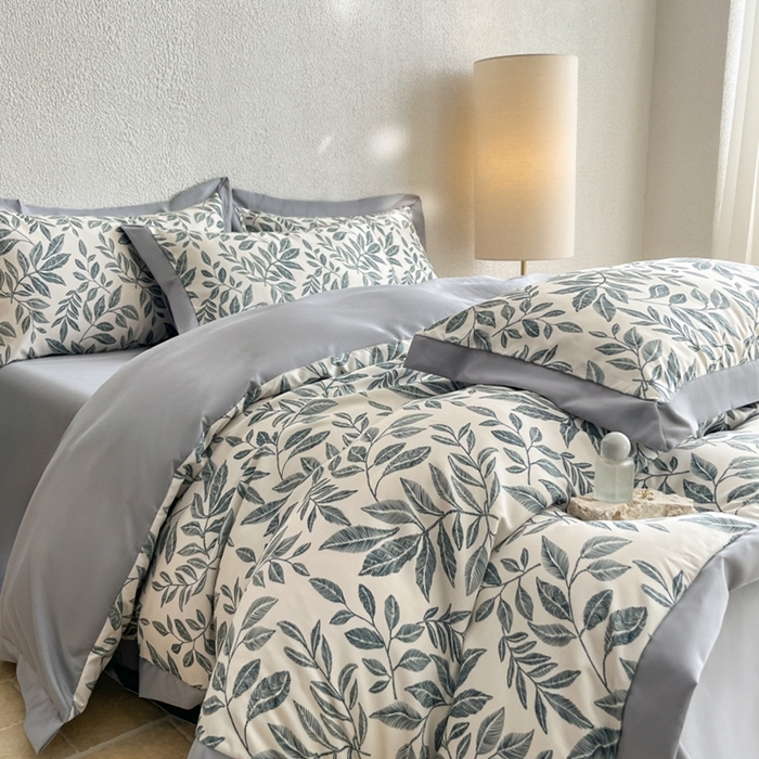 91家纺网 家纺一手货源 找家纺 金牛座家纺 2026新款高克重细斜纹丝柔质感亲肤数码印花宽边四件套-叶舞系列 叶舞-灰