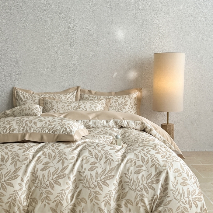 91家纺网 家纺一手货源 找家纺 金牛座家纺 2026新款高克重细斜纹丝柔质感亲肤数码印花宽边四件套-叶舞系列 叶舞-香槟