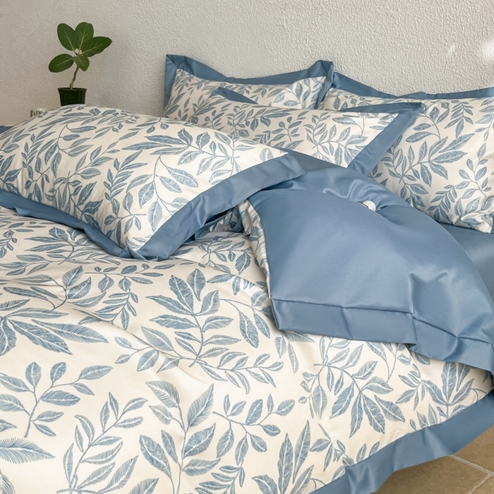 91家纺网 家纺一手货源 找家纺 金牛座家纺 2026新款高克重细斜纹丝柔质感亲肤数码印花宽边四件套-叶舞系列 叶舞-精致蓝