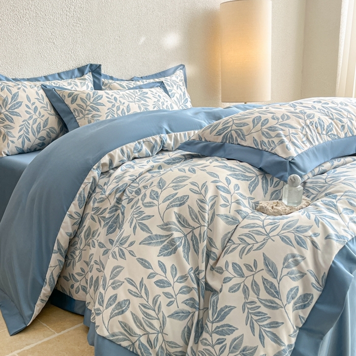 91家纺网 家纺一手货源 找家纺 金牛座家纺 2026新款高克重细斜纹丝柔质感亲肤数码印花宽边四件套-叶舞系列 叶舞-精致蓝