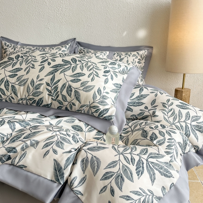 91家纺网 家纺一手货源 找家纺 金牛座家纺 2026新款高克重细斜纹丝柔质感亲肤数码印花宽边四件套-叶舞系列 叶舞-灰