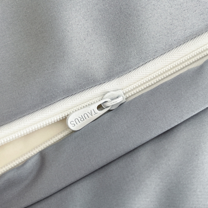 91家纺网 家纺一手货源 找家纺 金牛座家纺 2026新款高克重细斜纹丝柔质感亲肤数码印花宽边四件套-叶舞系列 叶舞-灰