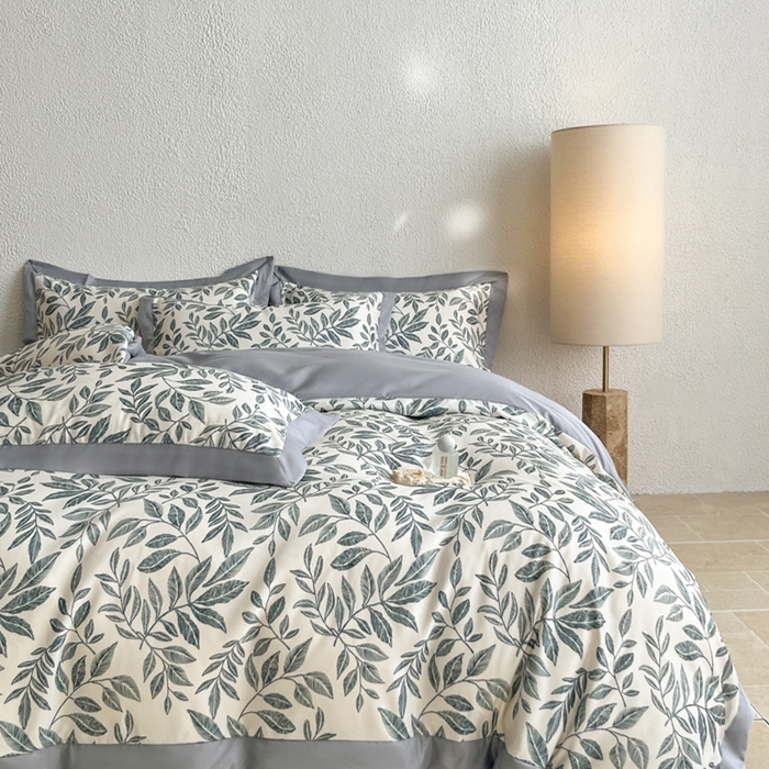 91家纺网 家纺一手货源 找家纺 金牛座家纺 2026新款高克重细斜纹丝柔质感亲肤数码印花宽边四件套-叶舞系列 叶舞-灰