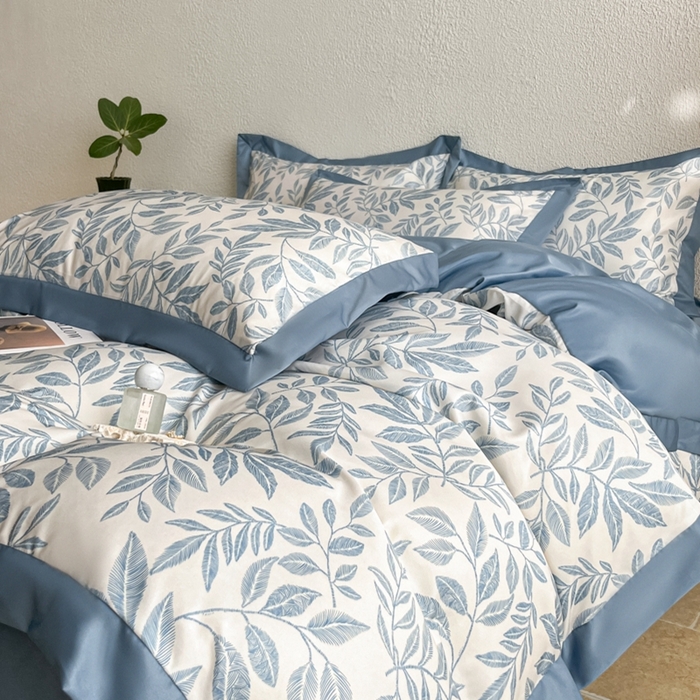 91家纺网 家纺一手货源 找家纺 金牛座家纺 2026新款高克重细斜纹丝柔质感亲肤数码印花宽边四件套-叶舞系列 叶舞-精致蓝