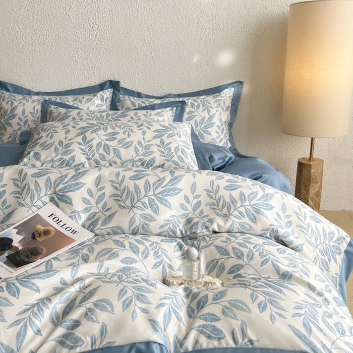 91家纺网 家纺一手货源 找家纺 金牛座家纺 2026新款高克重细斜纹丝柔质感亲肤数码印花宽边四件套-叶舞系列 叶舞-精致蓝