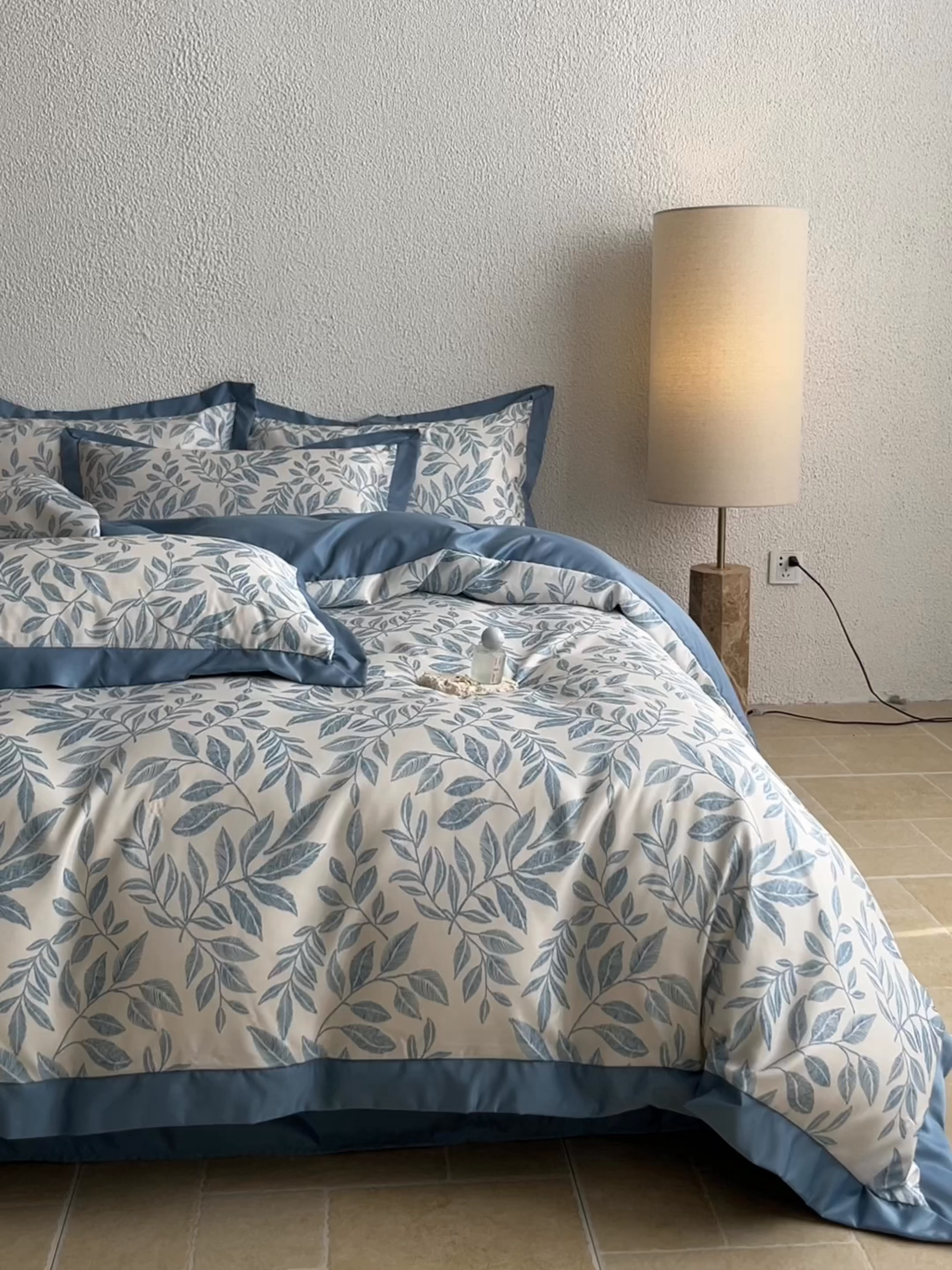 91家纺网 家纺一手货源 找家纺 金牛座家纺 2026新款高克重细斜纹丝柔质感亲肤数码印花宽边四件套-叶舞系列 叶舞-精致蓝