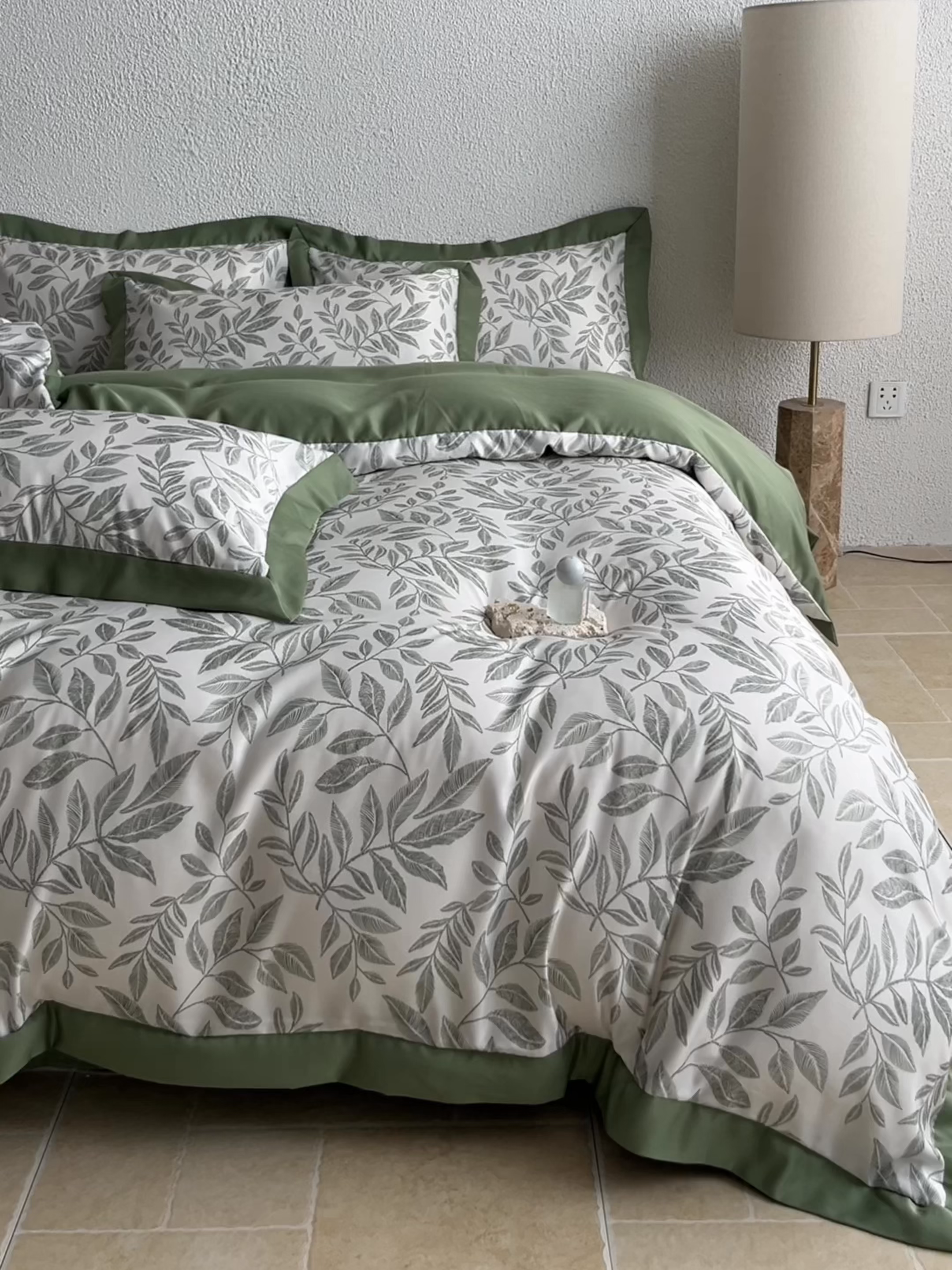 91家纺网 家纺一手货源 找家纺 金牛座家纺 2026新款高克重细斜纹丝柔质感亲肤数码印花宽边四件套-叶舞系列 叶舞-橄榄绿