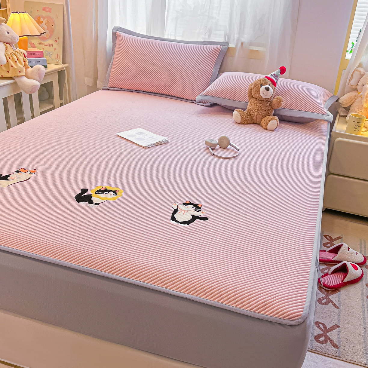 91家纺网 家纺一手货源 找家纺 （总）多乐家纺 2026新款PE提花斜纹凉感豆豆卡通刺绣大包边复合凉席