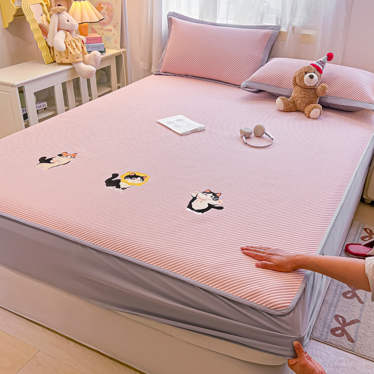 91家纺网 家纺一手货源 找家纺 （总）多乐家纺 2026新款PE提花斜纹凉感豆豆卡通刺绣大包边复合凉席