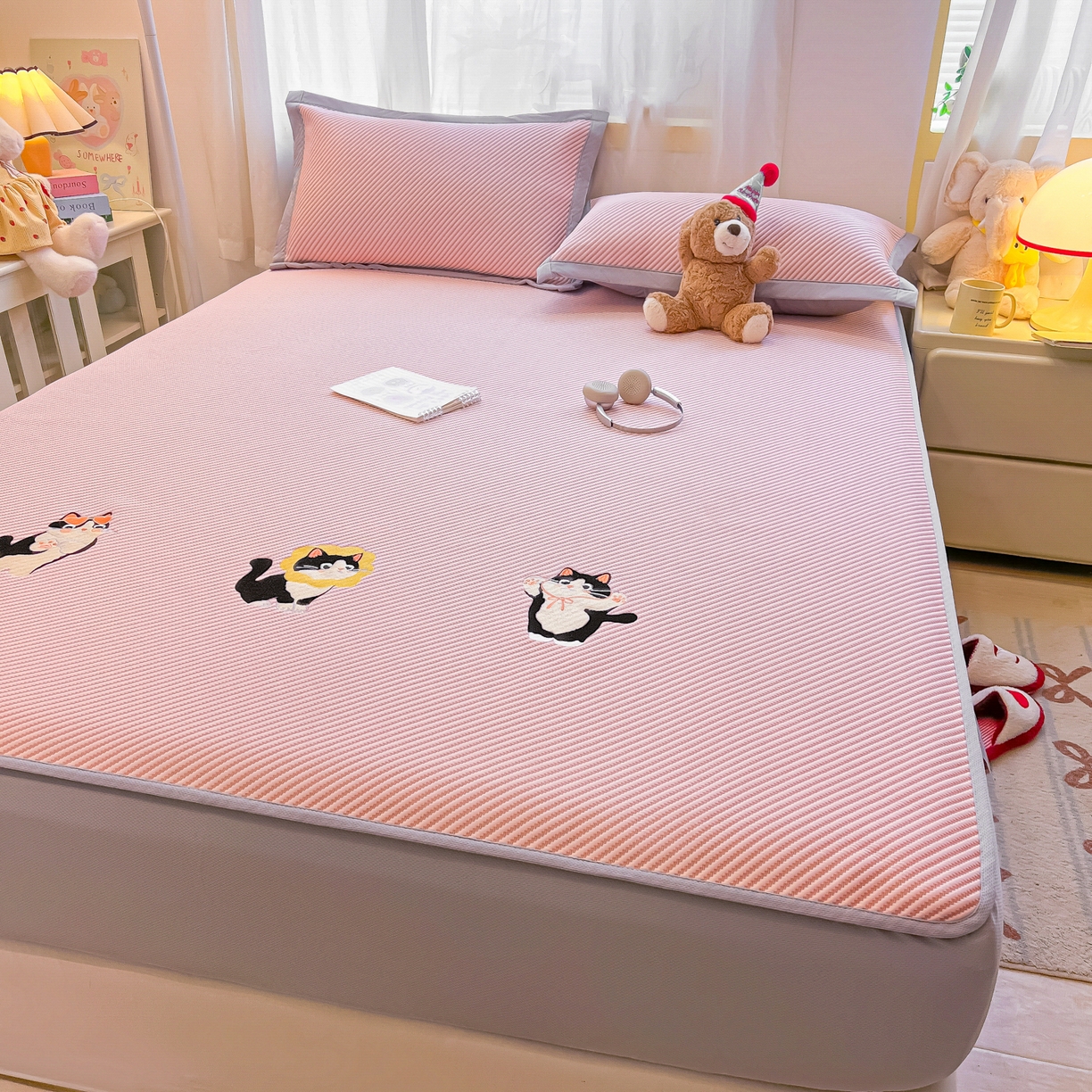 91家纺网 家纺一手货源 找家纺 （总）多乐家纺 2026新款PE提花斜纹凉感豆豆卡通刺绣大包边复合凉席