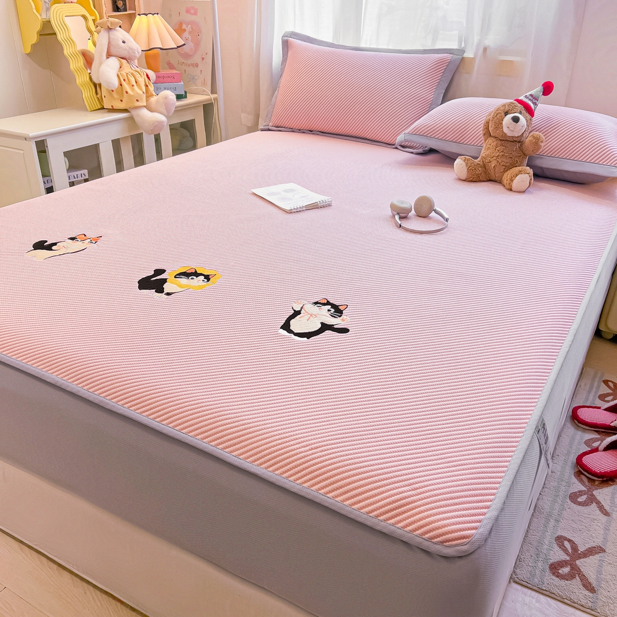 91家纺网 家纺一手货源 找家纺 （总）多乐家纺 2026新款PE提花斜纹凉感豆豆卡通刺绣大包边复合凉席