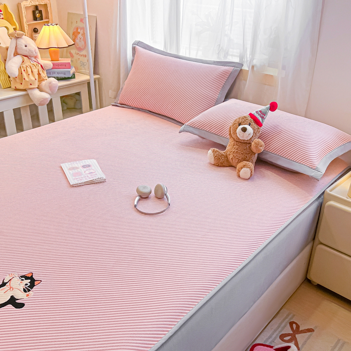 91家纺网 家纺一手货源 找家纺 （总）多乐家纺 2026新款PE提花斜纹凉感豆豆卡通刺绣大包边复合凉席