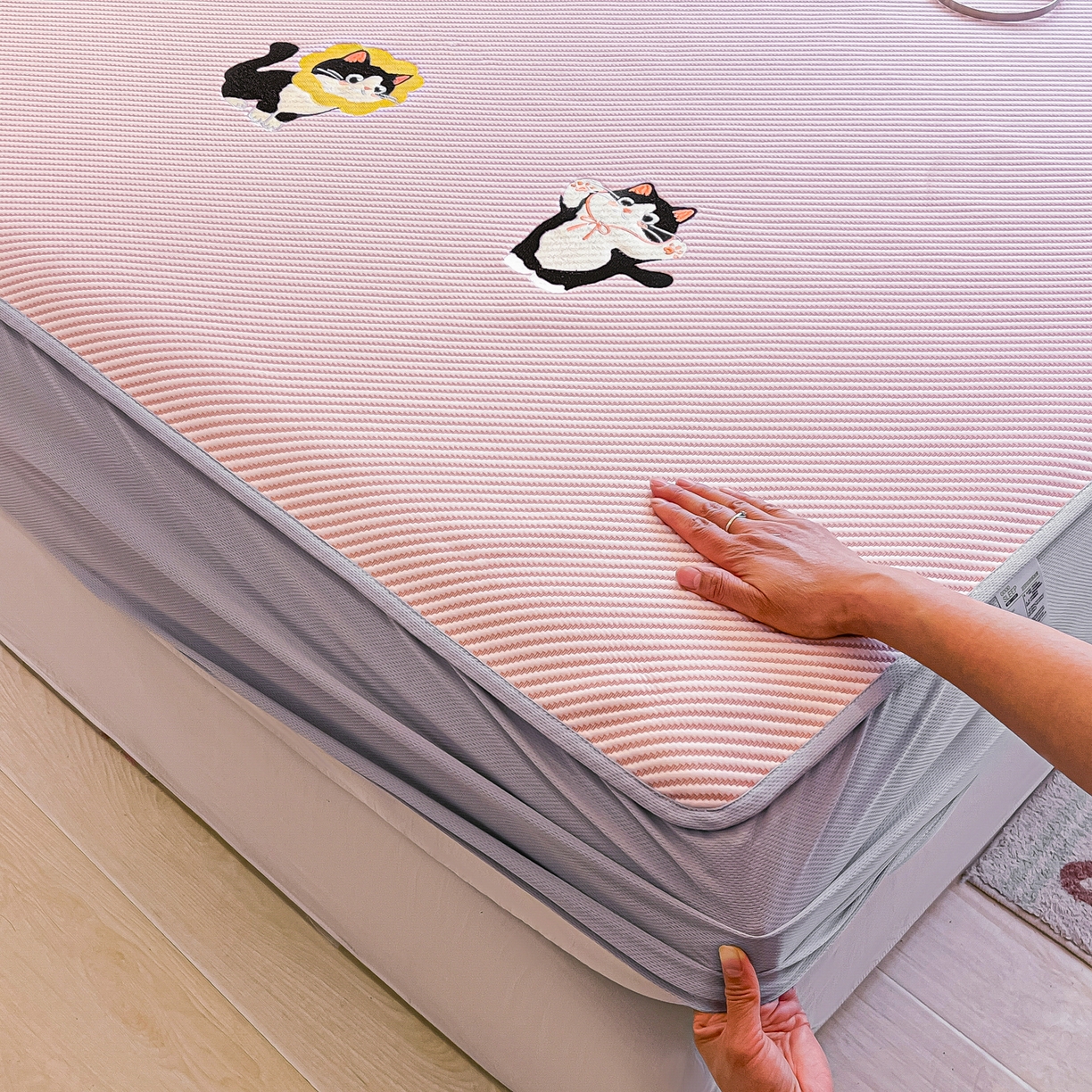 91家纺网 家纺一手货源 找家纺 （总）多乐家纺 2026新款PE提花斜纹凉感豆豆卡通刺绣大包边复合凉席