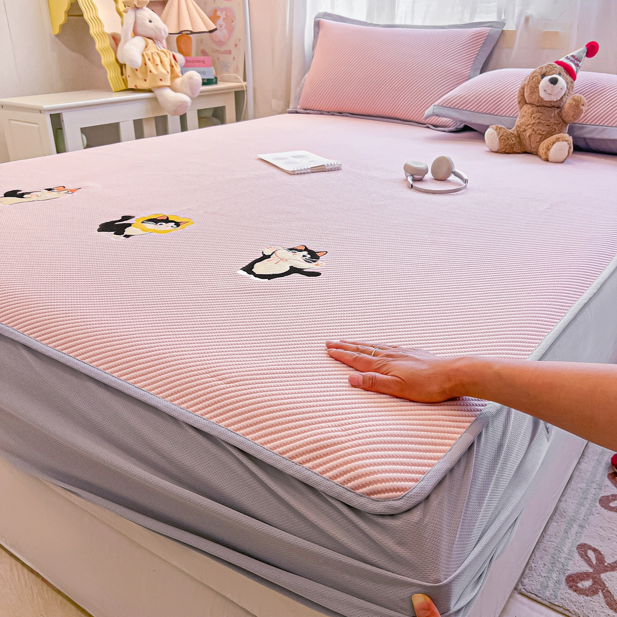 91家纺网 家纺一手货源 找家纺 （总）多乐家纺 2026新款PE提花斜纹凉感豆豆卡通刺绣大包边复合凉席