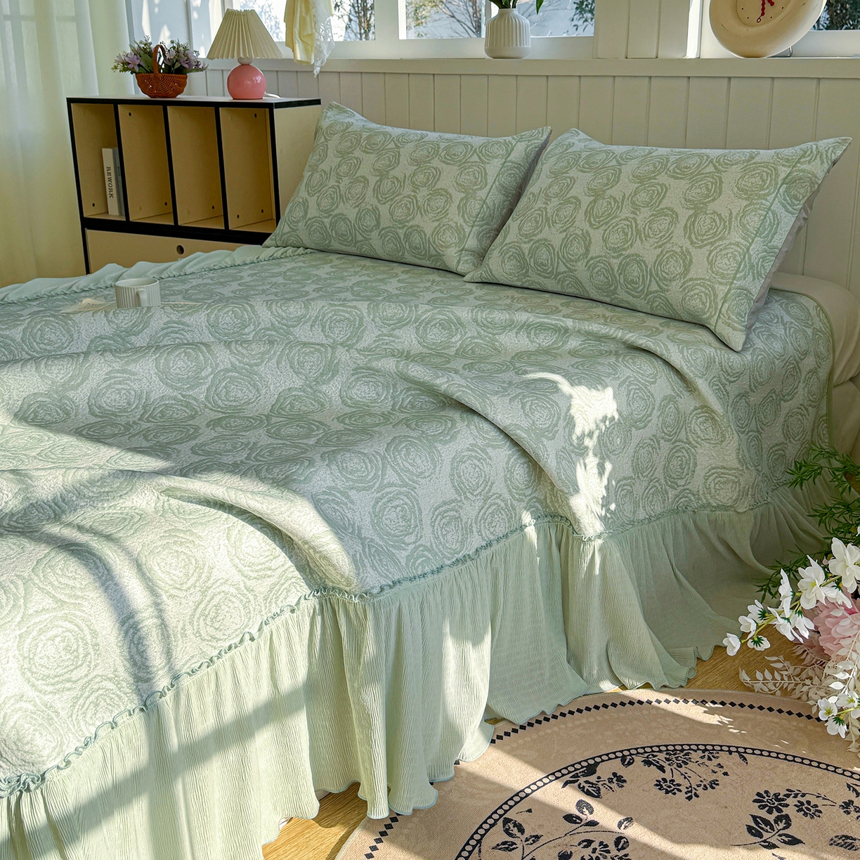 91家纺网 家纺一手货源 找家纺 （总）卡初家居（原微来） 2026A类凉豆豆凉感提花床裙席-玫瑰物语