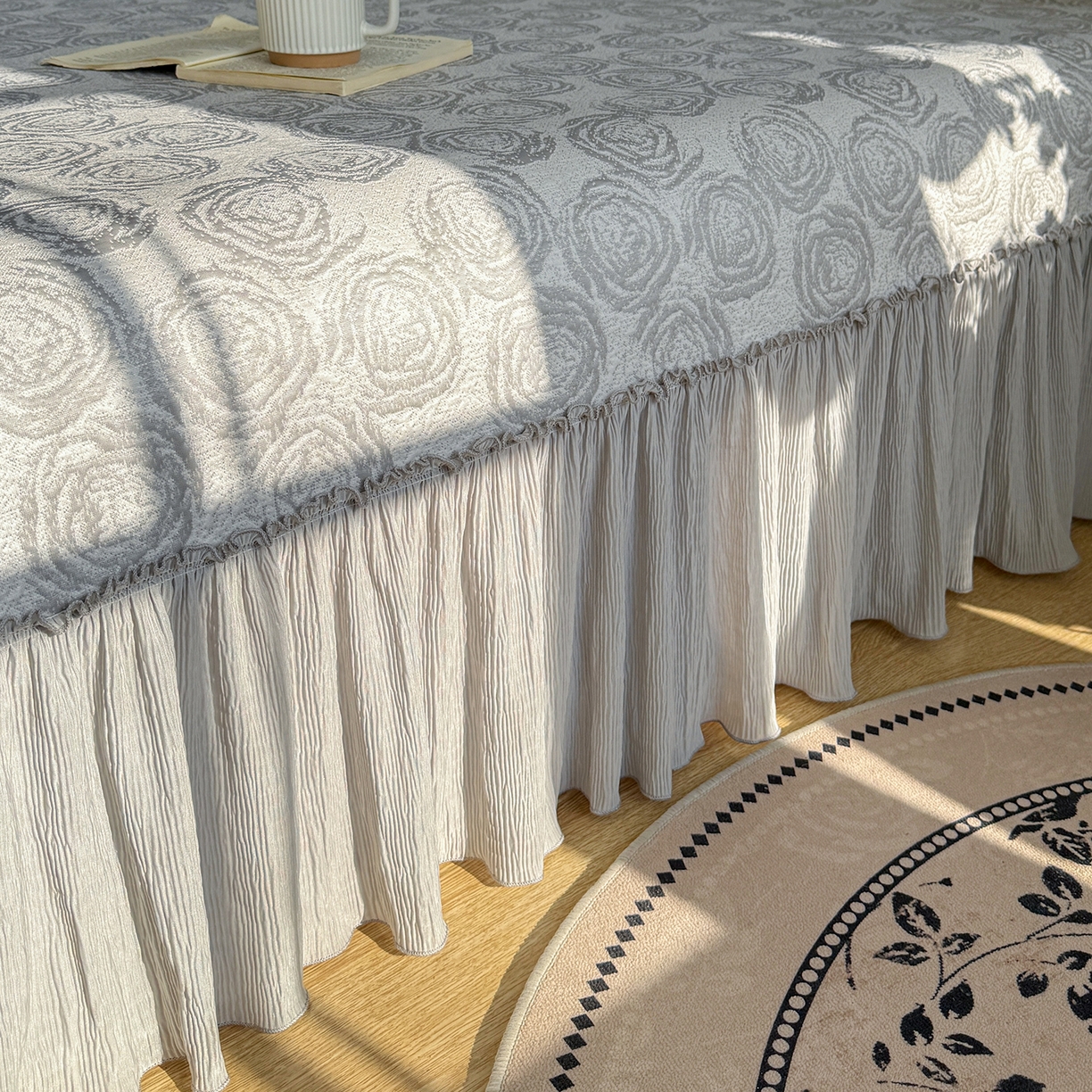 91家纺网 家纺一手货源 找家纺 卡初家居（原微来） 2026A类凉豆豆凉感提花床裙席-玫瑰物语 玫瑰物语-浪漫灰