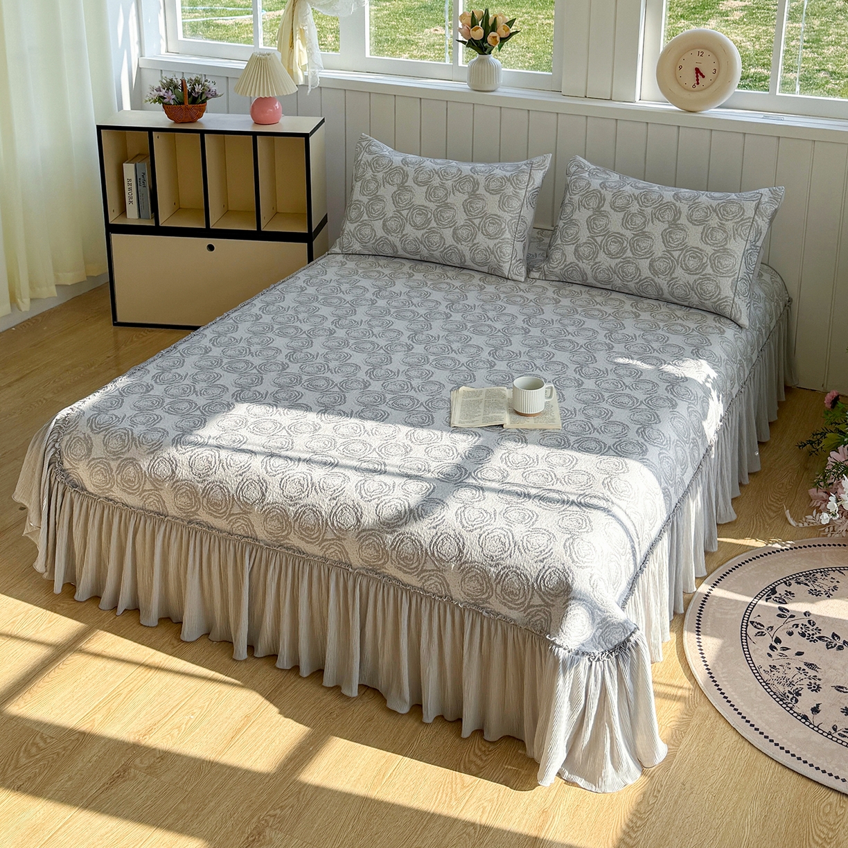 91家纺网 家纺一手货源 找家纺 卡初家居（原微来） 2026A类凉豆豆凉感提花床裙席-玫瑰物语 玫瑰物语-浪漫灰