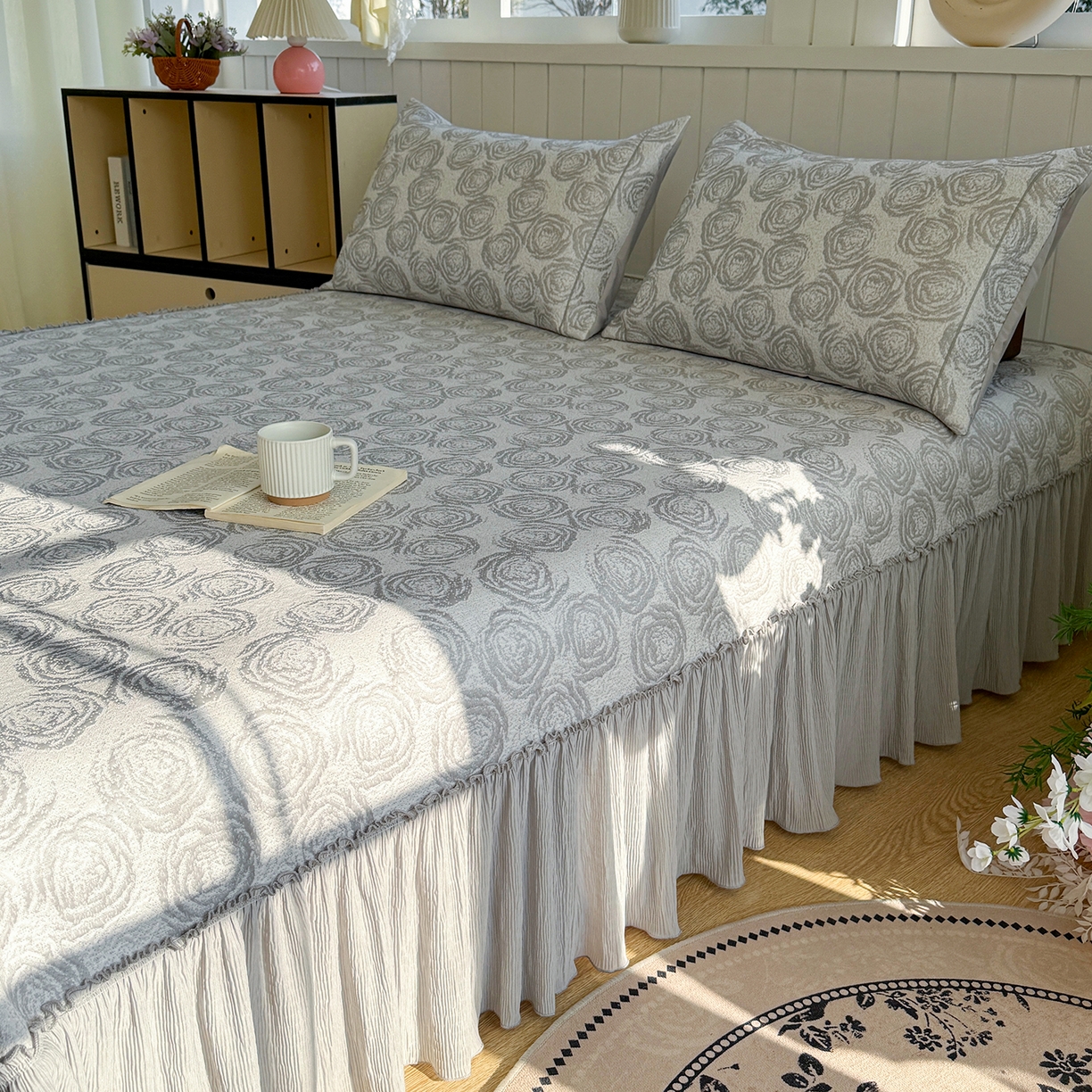 91家纺网 家纺一手货源 找家纺 卡初家居（原微来） 2026A类凉豆豆凉感提花床裙席-玫瑰物语 玫瑰物语-浪漫灰