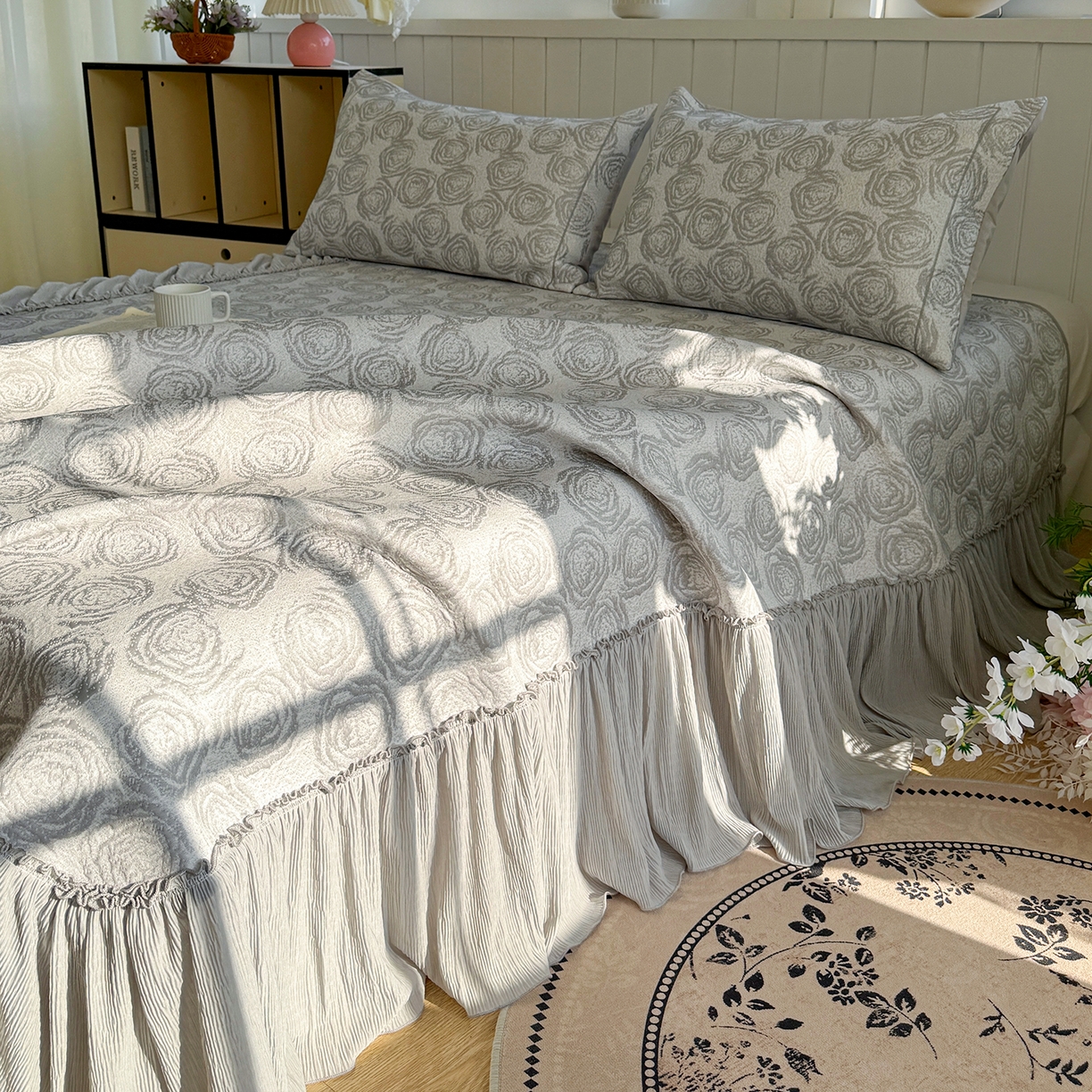 91家纺网 家纺一手货源 找家纺 卡初家居（原微来） 2026A类凉豆豆凉感提花床裙席-玫瑰物语 玫瑰物语-浪漫灰