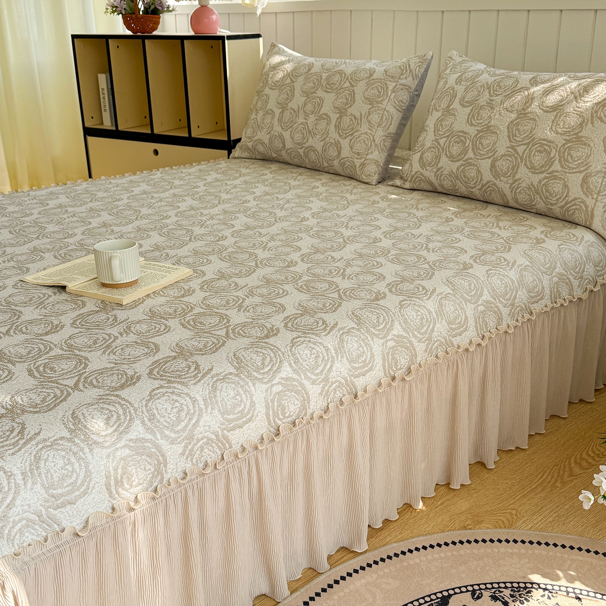 91家纺网 家纺一手货源 找家纺 卡初家居（原微来） 2026A类凉豆豆凉感提花床裙席-玫瑰物语 玫瑰物语-香槟金