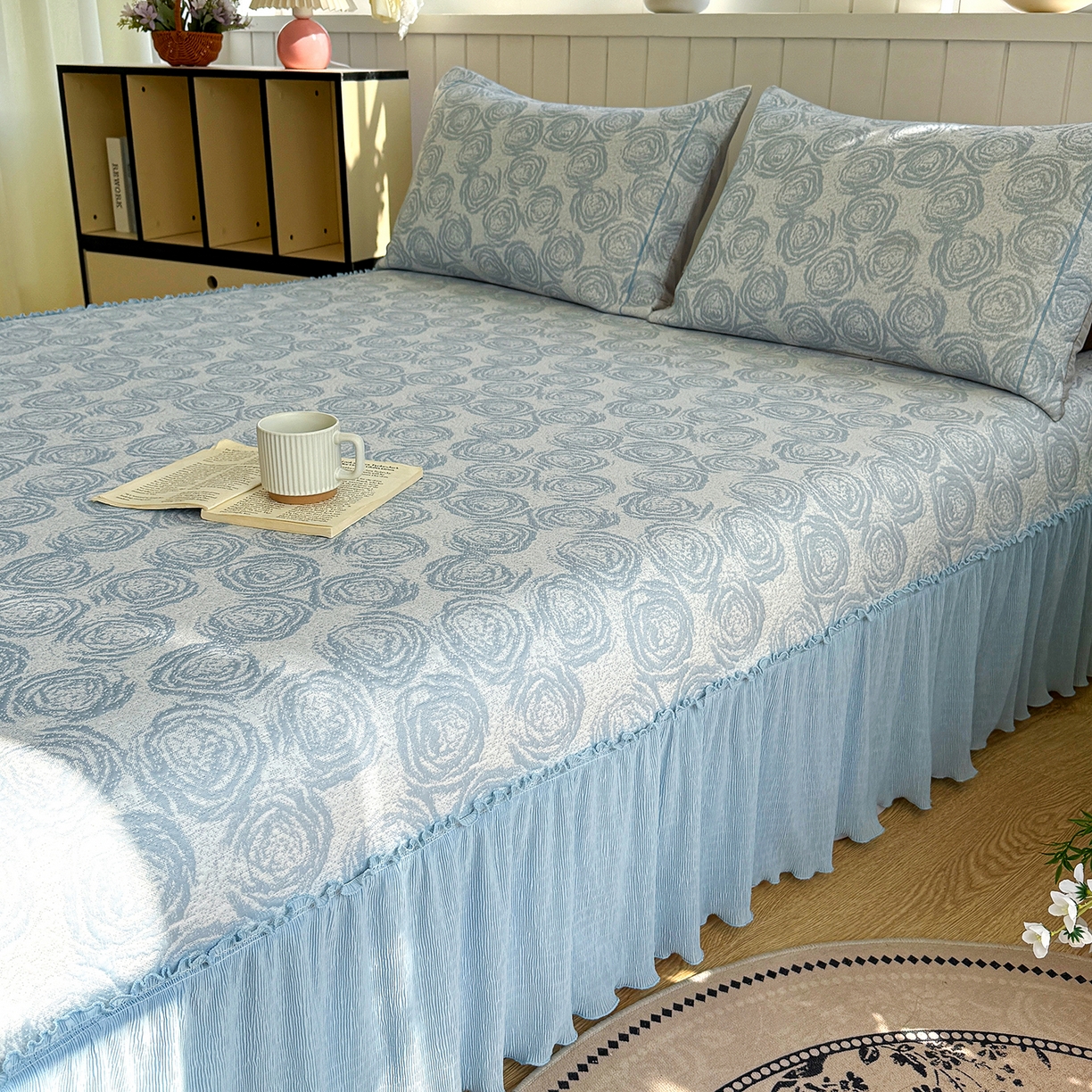 91家纺网 家纺一手货源 找家纺 卡初家居（原微来） 2026A类凉豆豆凉感提花床裙席-玫瑰物语 玫瑰物语-天空蓝