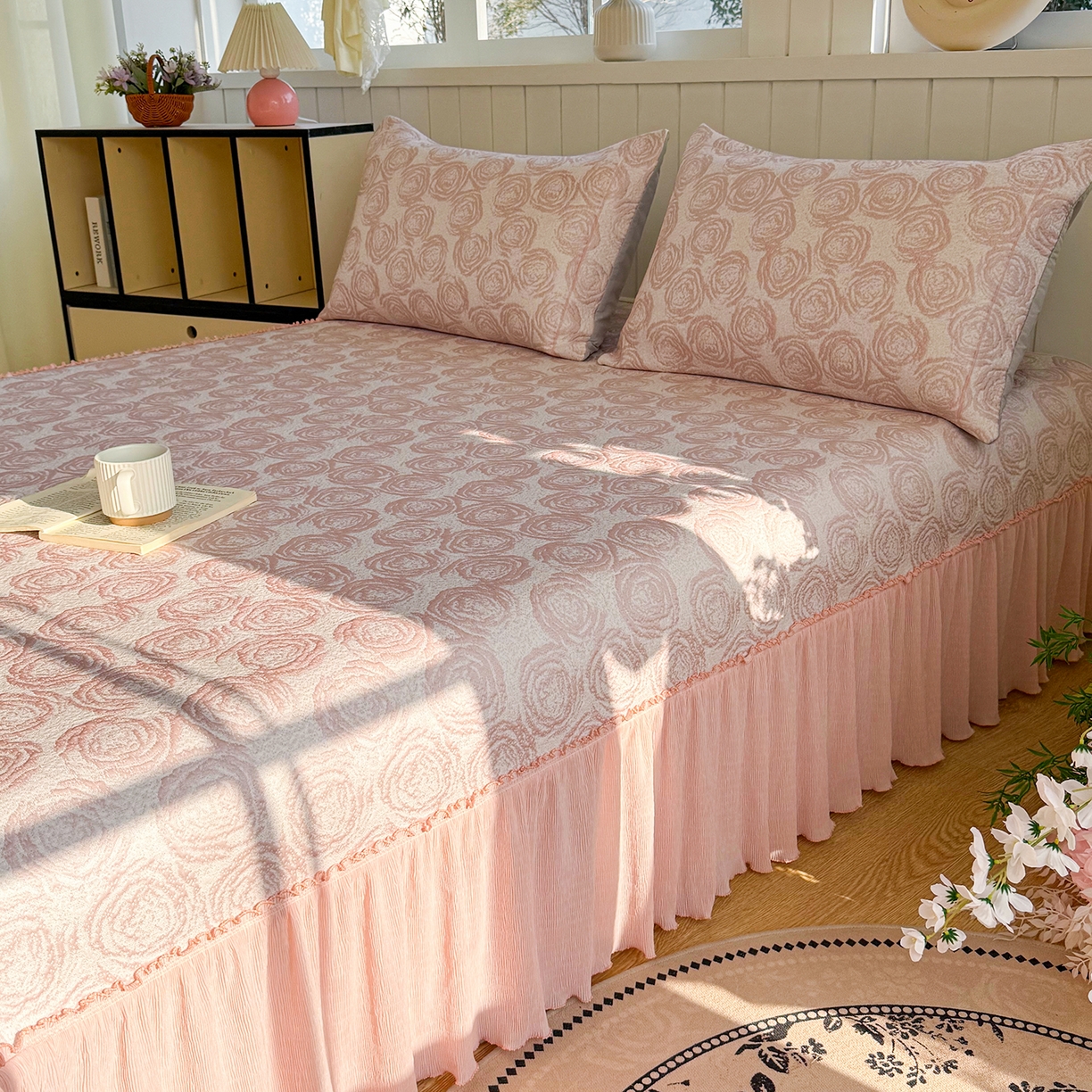 91家纺网 家纺一手货源 找家纺 卡初家居（原微来） 2026A类凉豆豆凉感提花床裙席-玫瑰物语 玫瑰物语-柔和粉