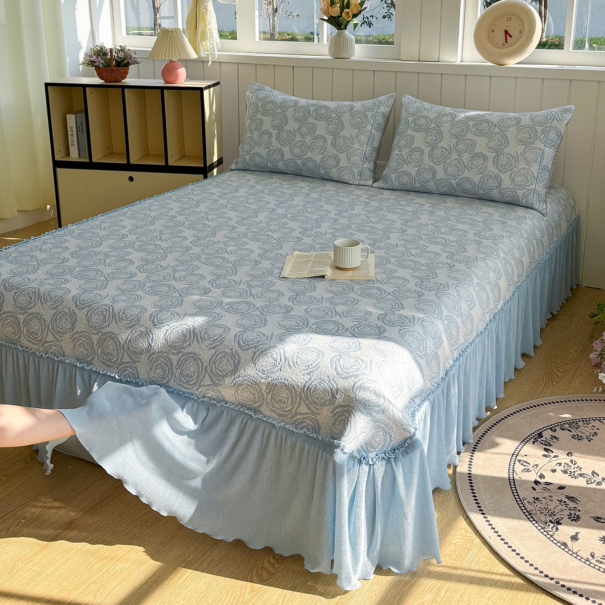 91家纺网 家纺一手货源 找家纺 卡初家居（原微来） 2026A类凉豆豆凉感提花床裙席-玫瑰物语 玫瑰物语-天空蓝