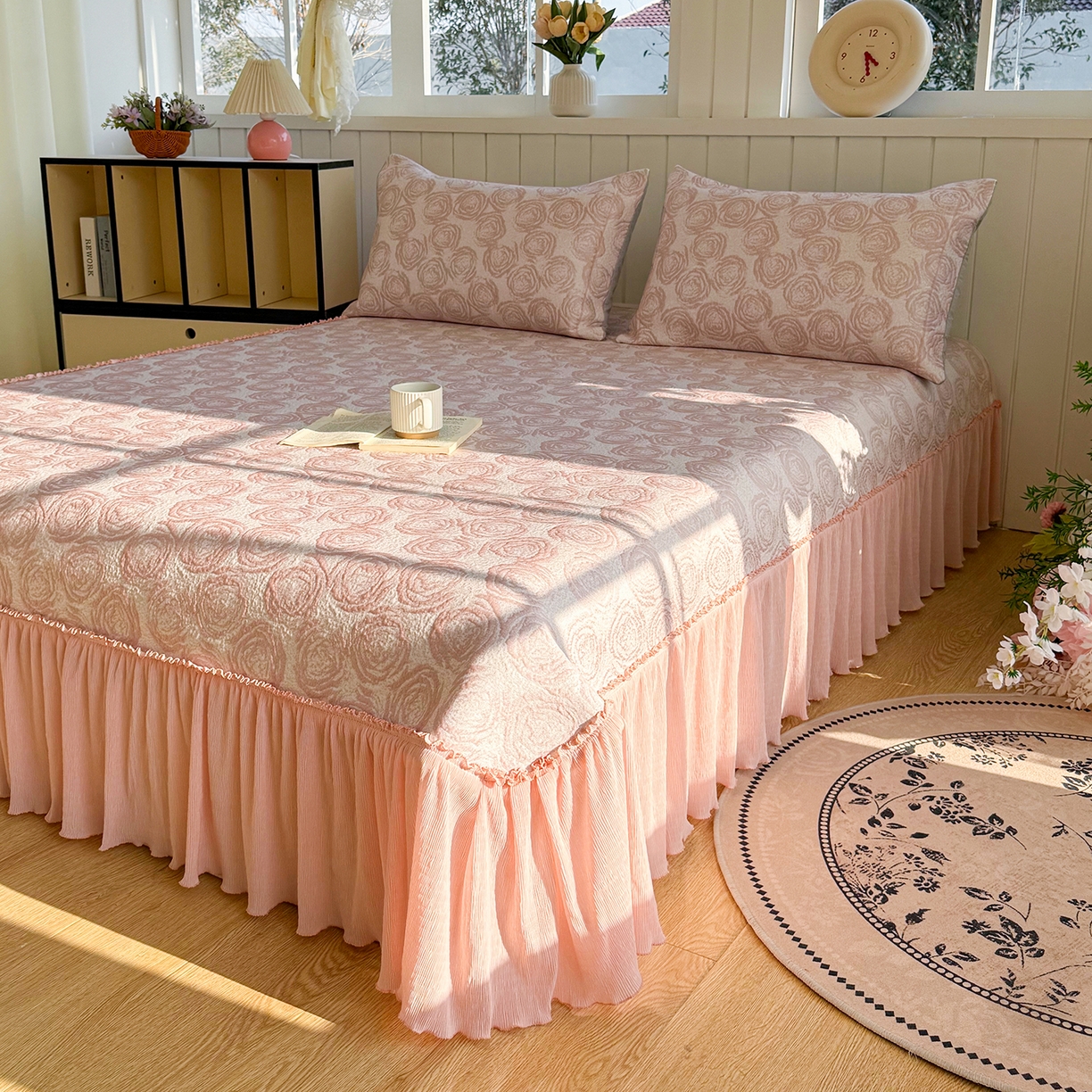 91家纺网 家纺一手货源 找家纺 卡初家居（原微来） 2026A类凉豆豆凉感提花床裙席-玫瑰物语 玫瑰物语-柔和粉