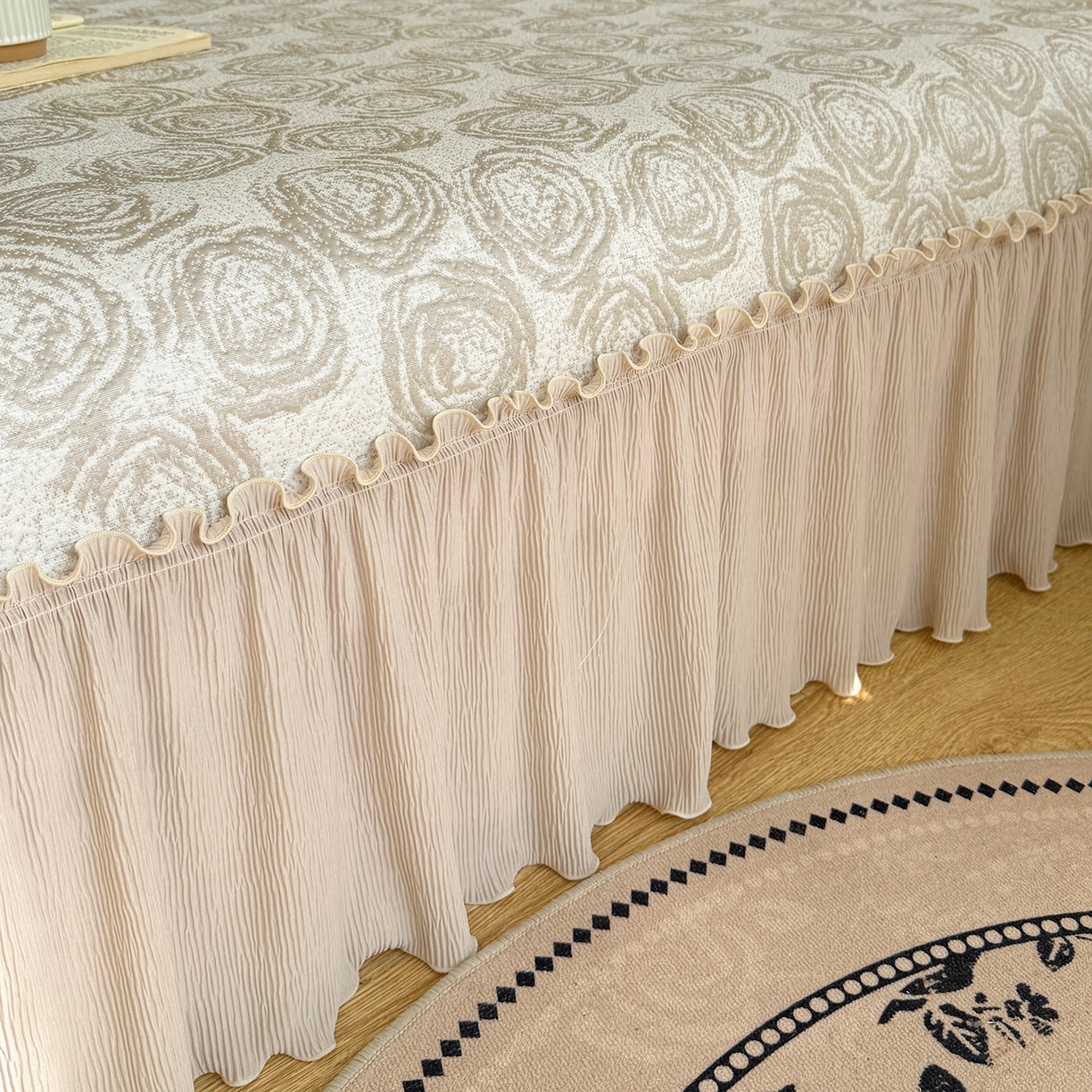 91家纺网 家纺一手货源 找家纺 卡初家居（原微来） 2026A类凉豆豆凉感提花床裙席-玫瑰物语 玫瑰物语-香槟金