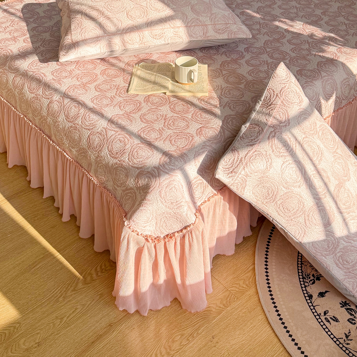 91家纺网 家纺一手货源 找家纺 卡初家居（原微来） 2026A类凉豆豆凉感提花床裙席-玫瑰物语 玫瑰物语-柔和粉