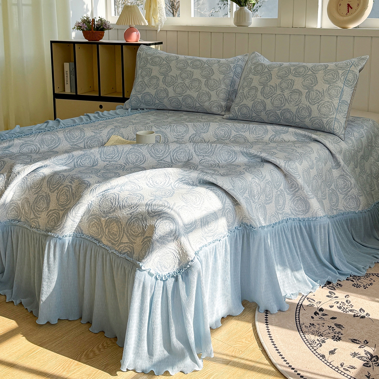 91家纺网 家纺一手货源 找家纺 卡初家居（原微来） 2026A类凉豆豆凉感提花床裙席-玫瑰物语 玫瑰物语-天空蓝