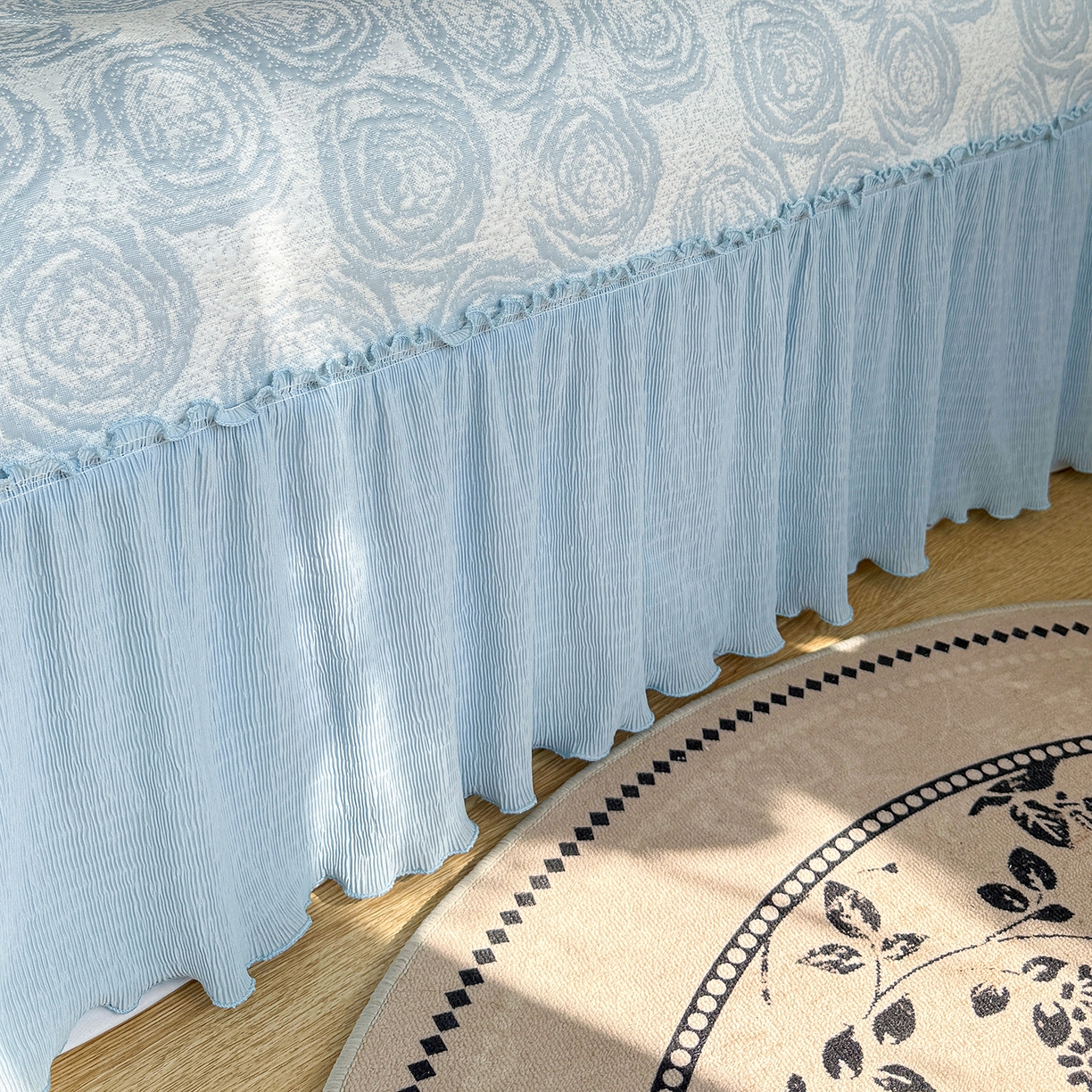 91家纺网 家纺一手货源 找家纺 卡初家居（原微来） 2026A类凉豆豆凉感提花床裙席-玫瑰物语 玫瑰物语-天空蓝