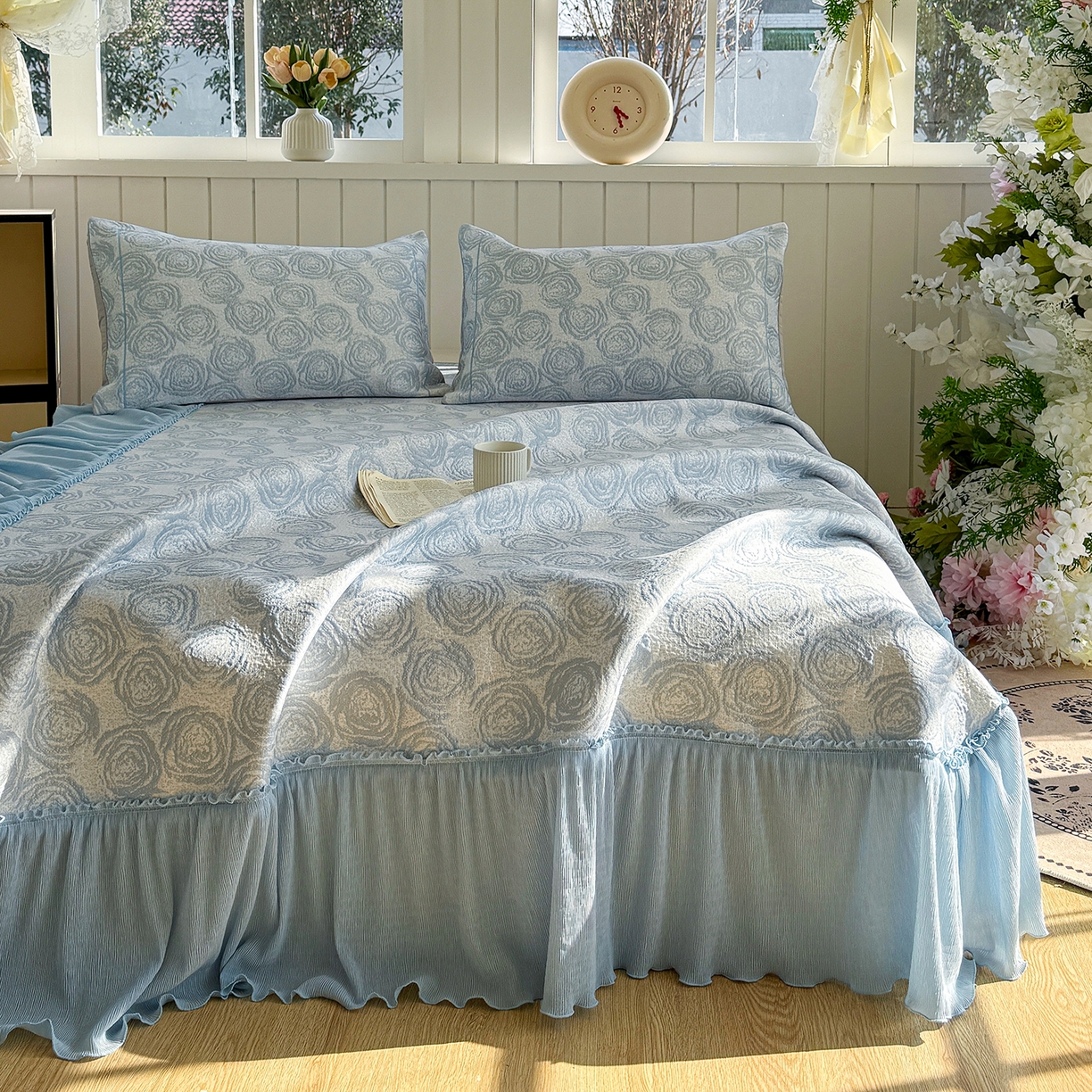 91家纺网 家纺一手货源 找家纺 卡初家居（原微来） 2026A类凉豆豆凉感提花床裙席-玫瑰物语 玫瑰物语-天空蓝