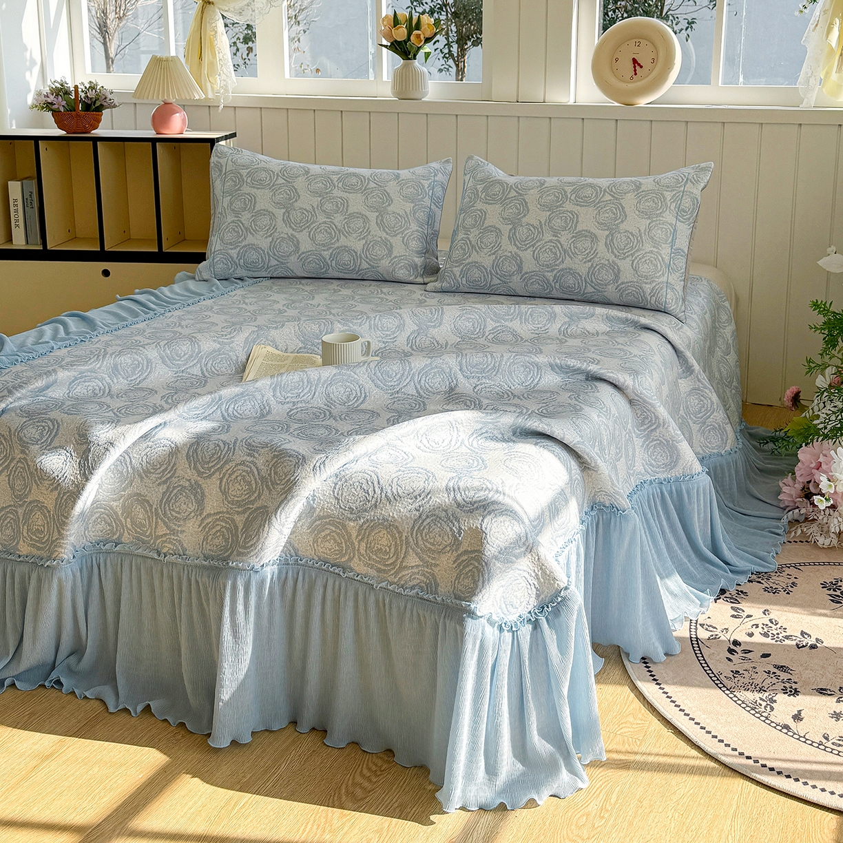 91家纺网 家纺一手货源 找家纺 卡初家居（原微来） 2026A类凉豆豆凉感提花床裙席-玫瑰物语 玫瑰物语-天空蓝