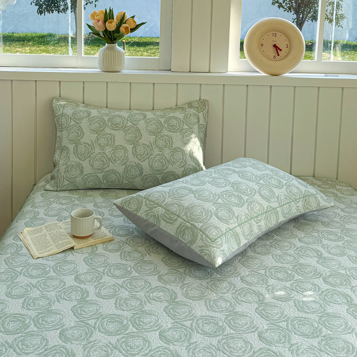 91家纺网 家纺一手货源 找家纺 卡初家居（原微来） 2026A类凉豆豆凉感提花床裙席-玫瑰物语 玫瑰物语-优雅绿