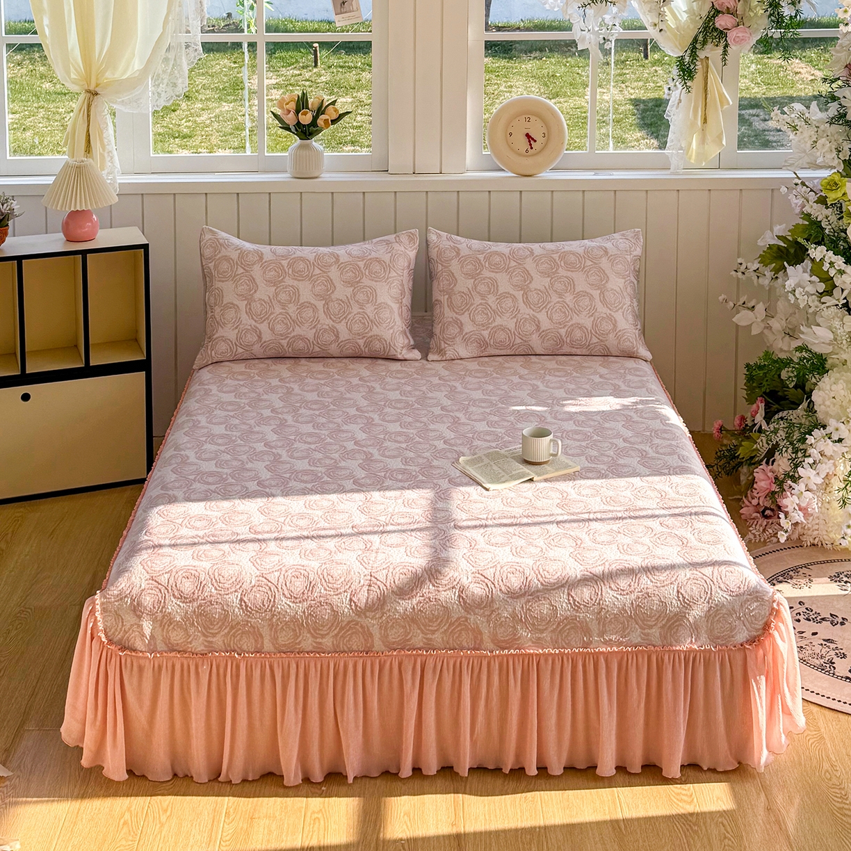 91家纺网 家纺一手货源 找家纺 卡初家居（原微来） 2026A类凉豆豆凉感提花床裙席-玫瑰物语 玫瑰物语-柔和粉