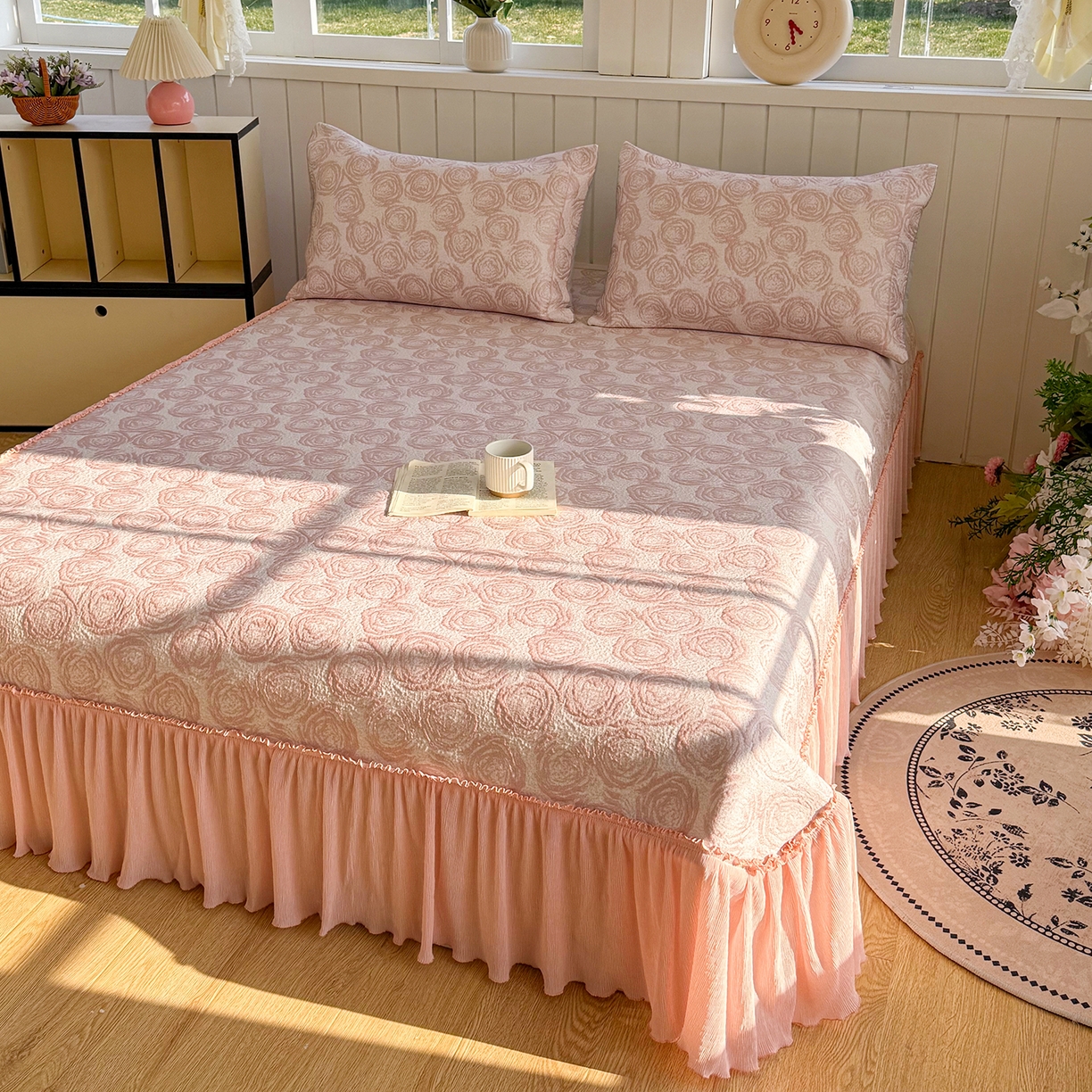 91家纺网 家纺一手货源 找家纺 卡初家居（原微来） 2026A类凉豆豆凉感提花床裙席-玫瑰物语 玫瑰物语-柔和粉