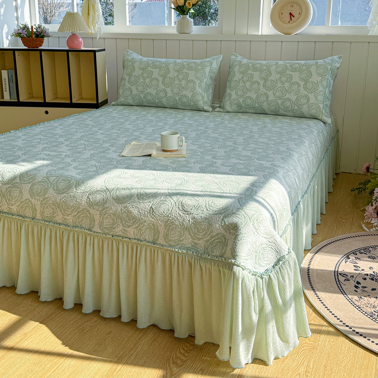 91家纺网 家纺一手货源 找家纺 卡初家居（原微来） 2026A类凉豆豆凉感提花床裙席-玫瑰物语 玫瑰物语-优雅绿