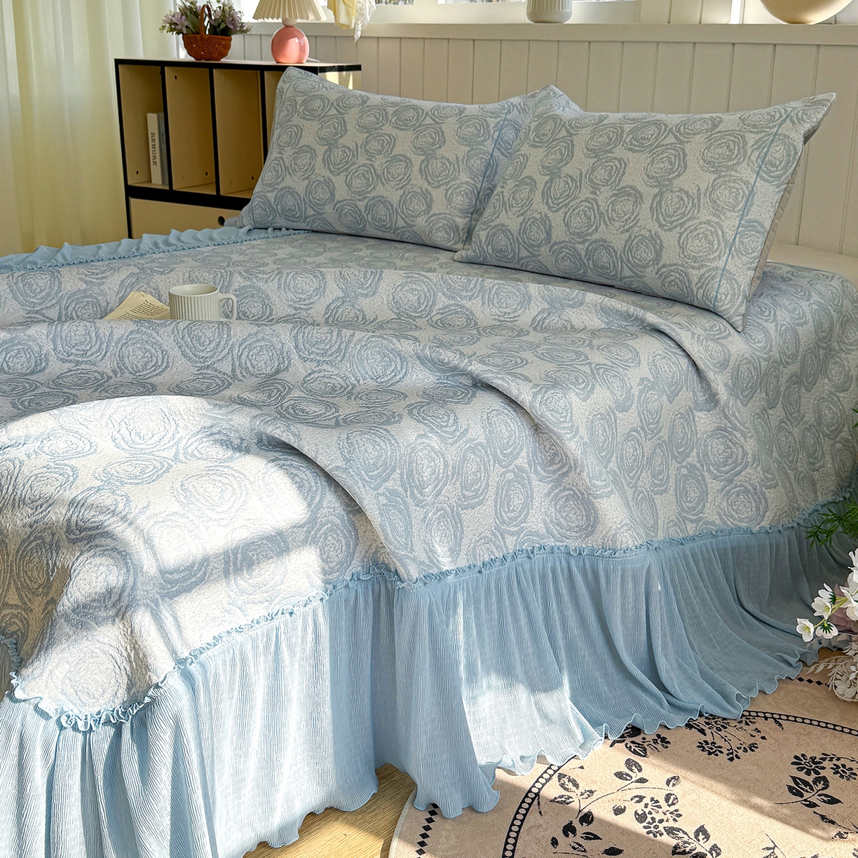 91家纺网 家纺一手货源 找家纺 卡初家居（原微来） 2026A类凉豆豆凉感提花床裙席-玫瑰物语 玫瑰物语-天空蓝