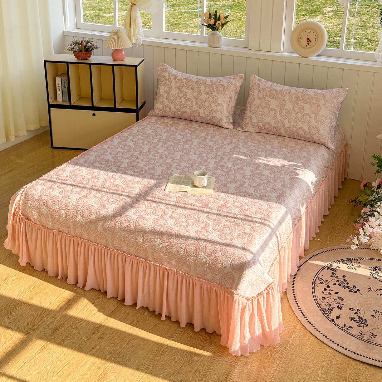 91家纺网 家纺一手货源 找家纺 卡初家居（原微来） 2026A类凉豆豆凉感提花床裙席-玫瑰物语 玫瑰物语-柔和粉