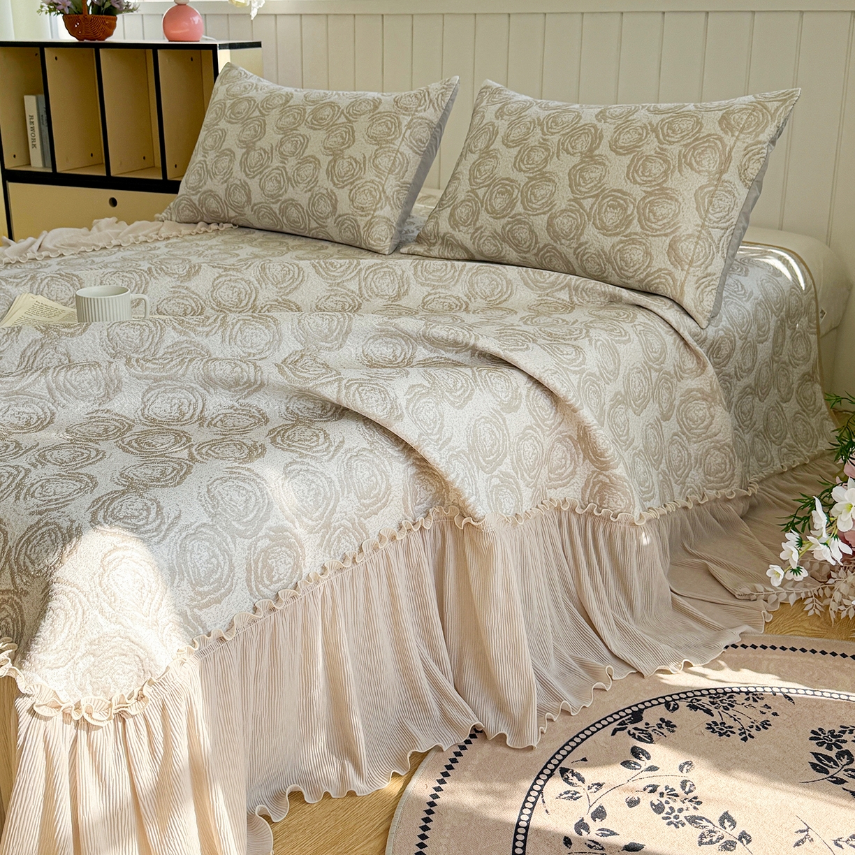 91家纺网 家纺一手货源 找家纺 卡初家居（原微来） 2026A类凉豆豆凉感提花床裙席-玫瑰物语 玫瑰物语-香槟金