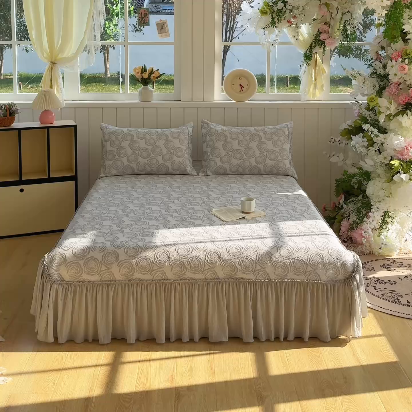 91家纺网 家纺一手货源 找家纺 卡初家居（原微来） 2026A类凉豆豆凉感提花床裙席-玫瑰物语 玫瑰物语-浪漫灰