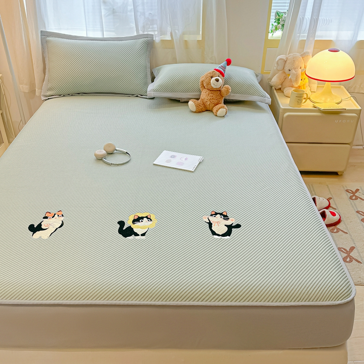 91家纺网 家纺一手货源 找家纺 多乐家纺 2026新款PE提花斜纹凉感豆豆卡通刺绣大包边复合凉席 三只猫-清新绿（床笠款）