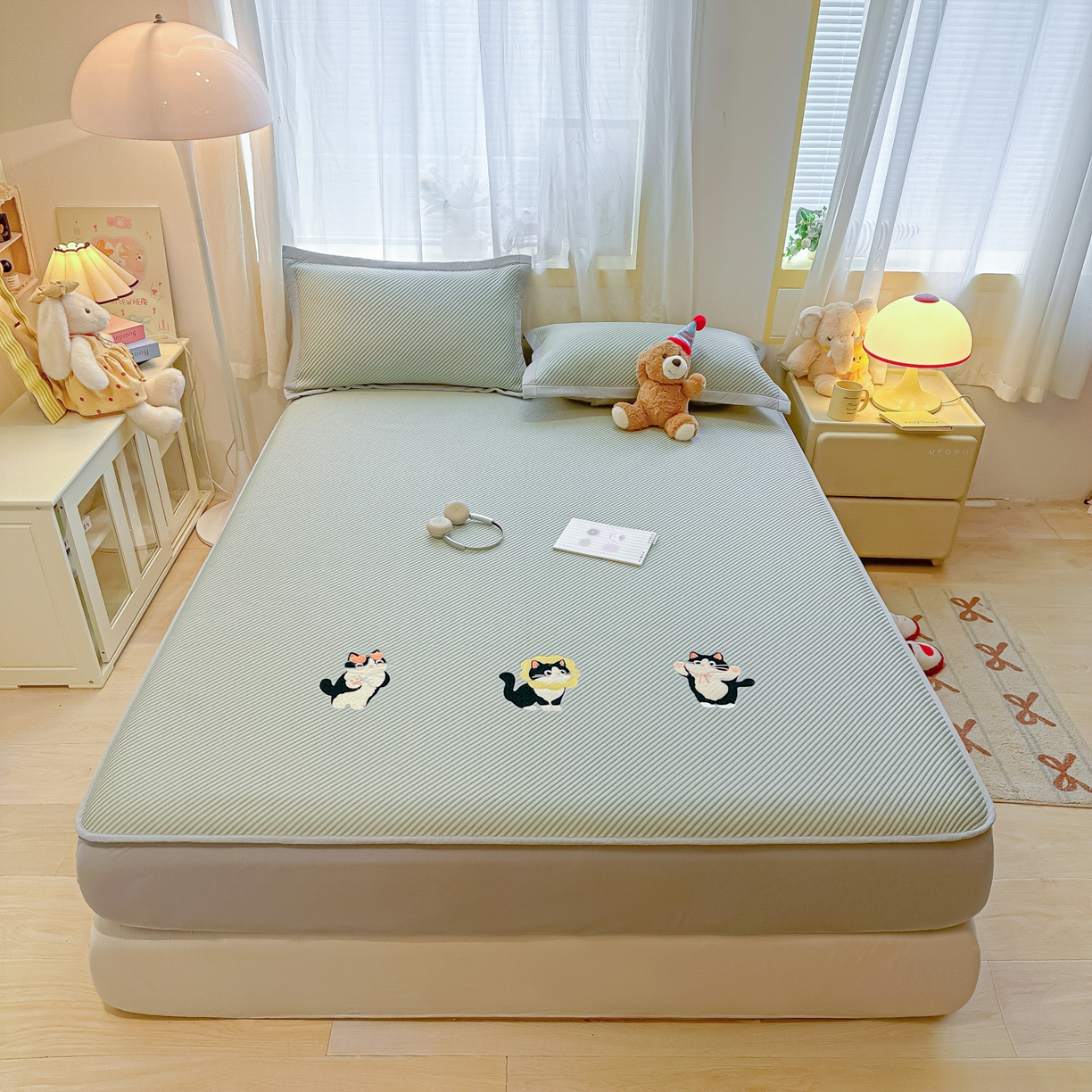 91家纺网 家纺一手货源 找家纺 多乐家纺 2026新款PE提花斜纹凉感豆豆卡通刺绣大包边复合凉席 三只猫-清新绿（床笠款）