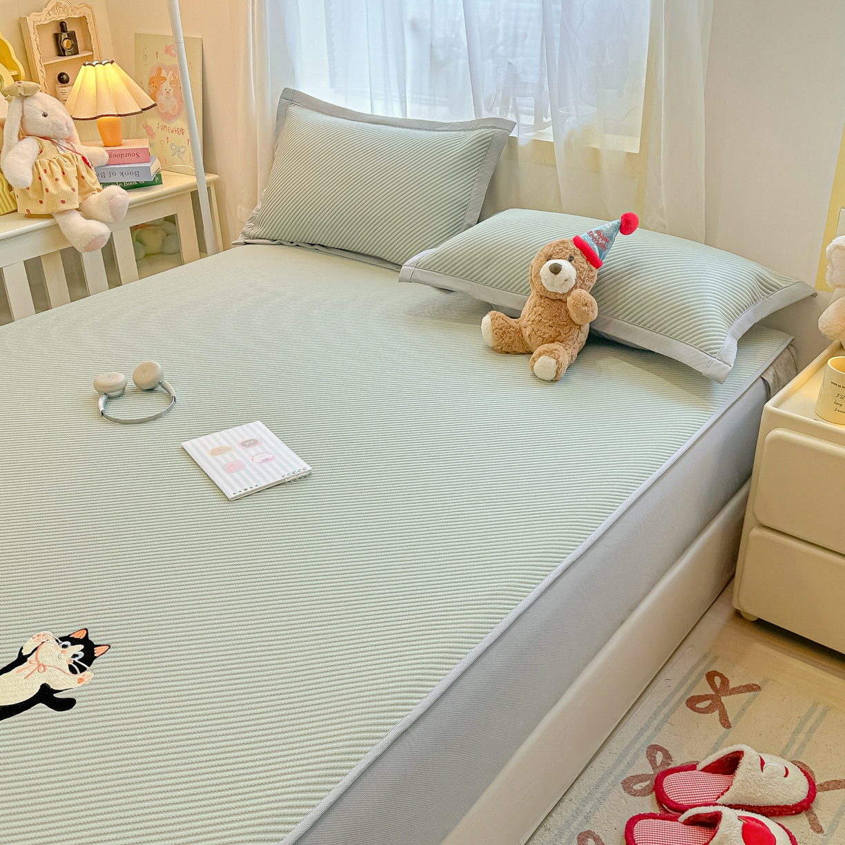 91家纺网 家纺一手货源 找家纺 多乐家纺 2026新款PE提花斜纹凉感豆豆卡通刺绣大包边复合凉席 三只猫-清新绿（床笠款）