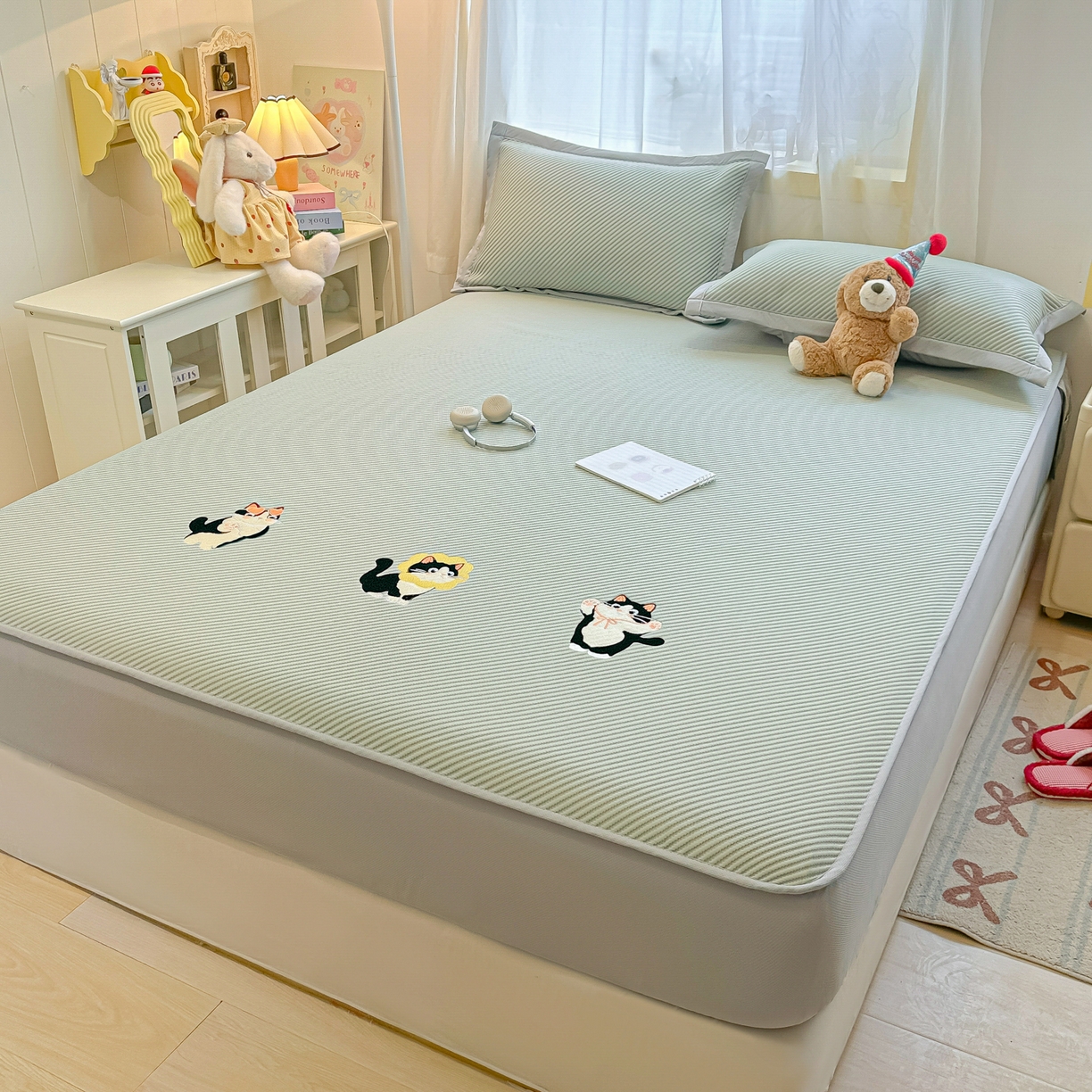 91家纺网 家纺一手货源 找家纺 多乐家纺 2026新款PE提花斜纹凉感豆豆卡通刺绣大包边复合凉席 三只猫-清新绿（床笠款）